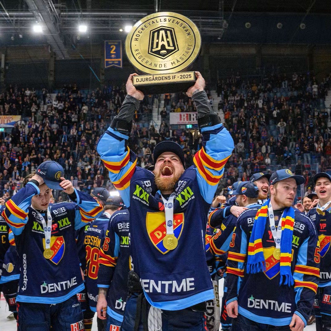 Djurgården Hockey lyfter pokalen som mästare av Hockeyallsvenskan 2025